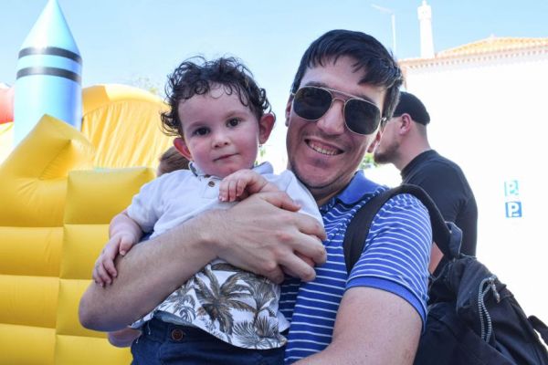Dia da Crian&ccedil;a foi celebrado com insufl&aacute;veis, anima&ccedil;&atilde;o e sorrisos