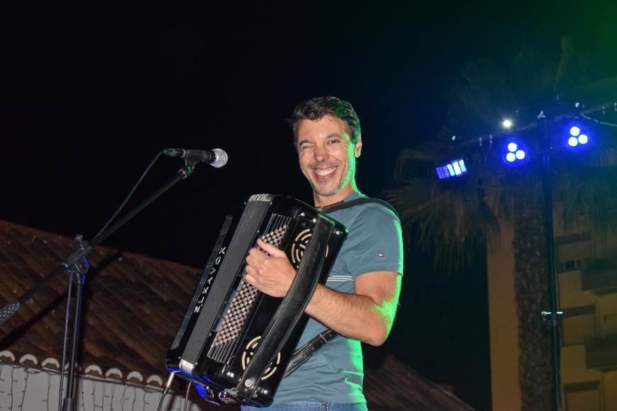 Lu&iacute;s Godinho anima Fortaleza em mais uma noite de baile