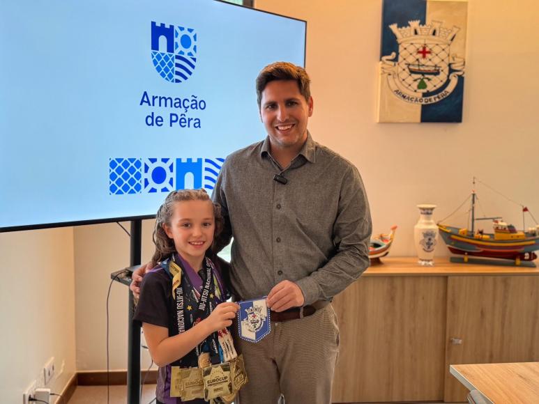 Junta de Freguesia recebe jovem campe&atilde; internacional Manuella Teixeira